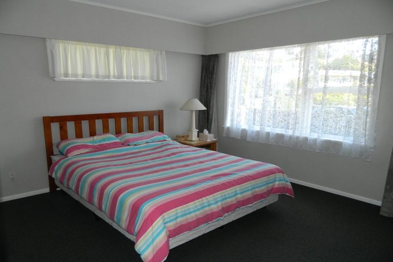 Photo of property in 3 Merritt Way, Newlands, Wellington, 6037