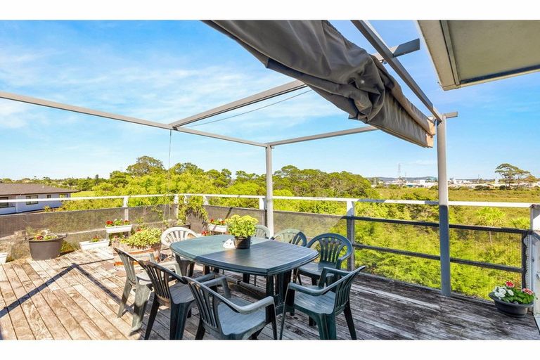 Photo of property in 7 Celsmere Lane, Te Atatu Peninsula, Auckland, 0610