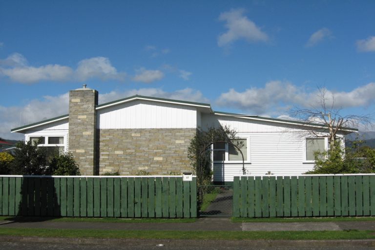 Photo of property in 27 Balmoral Street, Levin, 5510