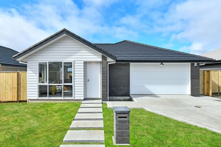 Photo of property in 10 Uatoto Road, Clarks Beach, 2122