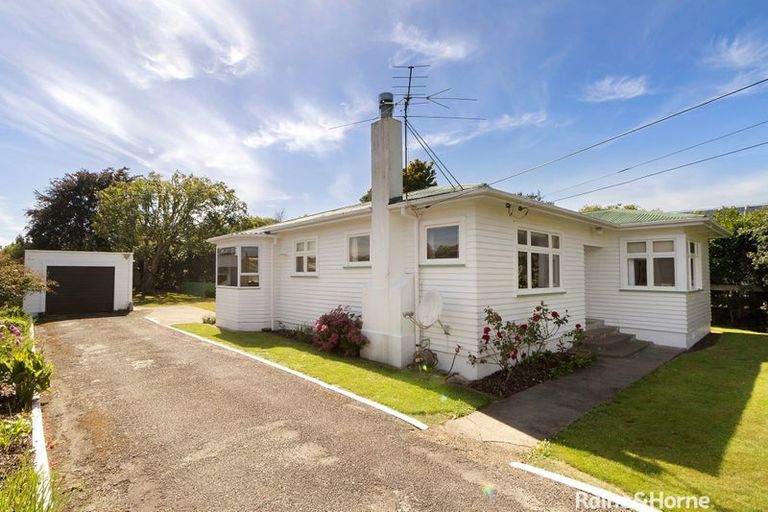 Photo of property in 19 Oxford Street, Martinborough, 5711