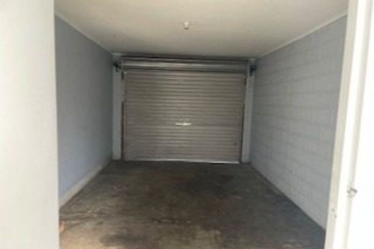 Photo of property in 2/6 Clevedon Road, Papakura, 2110