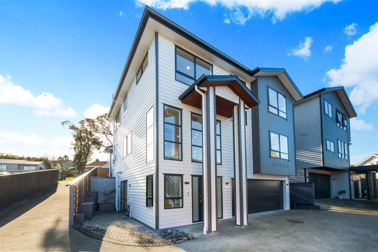 Photo of property in 7a Woodhouse Place, West Harbour, Auckland, 0618