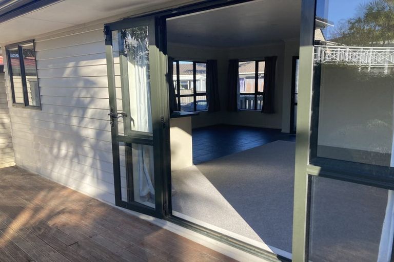 Photo of property in 102 Kemp Road, Massey, Auckland, 0614