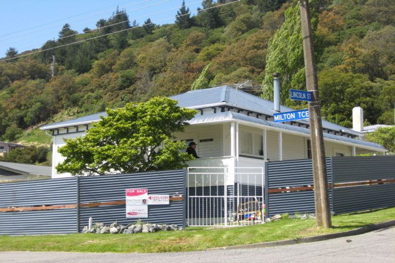 Photo of property in 63 Milton Terrace, Picton, 7220