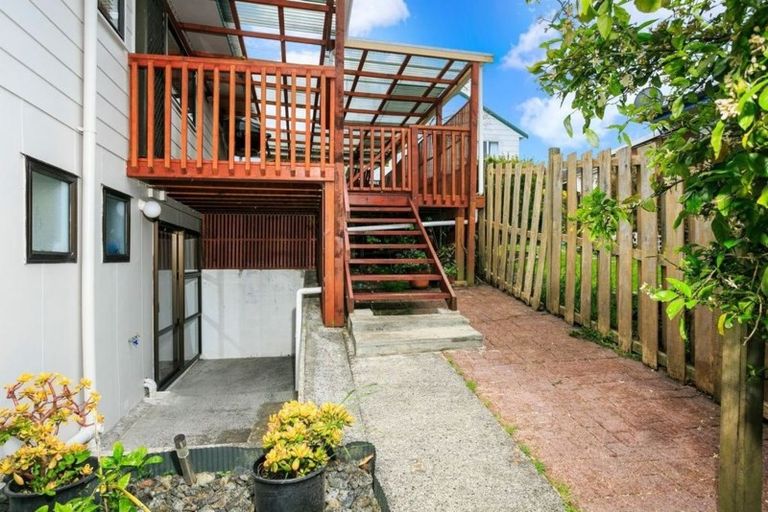 Photo of property in 1/17 Tetrarch Place, Totara Vale, Auckland, 0629