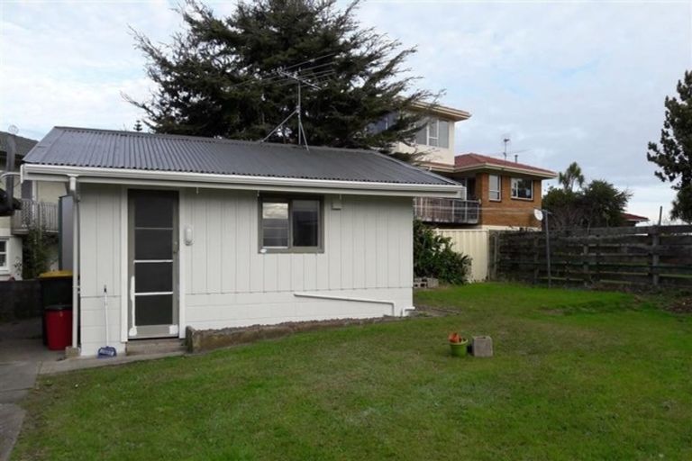 Photo of property in 19 Chivalry Road, Glenfield, Auckland, 0629