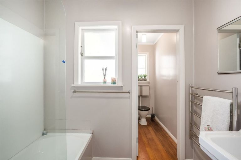 Photo of property in 44 Grays Road, Plimmerton, Porirua, 5026