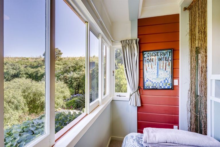 Photo of property in 1 Lawrence Road, Hospital Hill, Napier, 4110