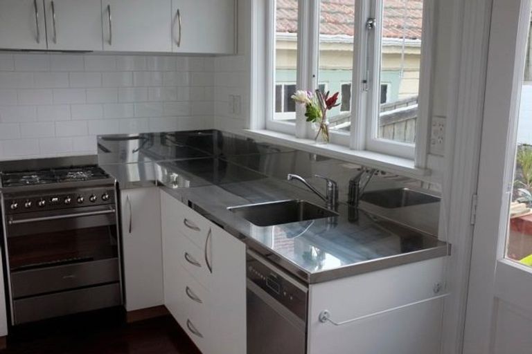 Photo of property in 2 Manley Terrace, Newtown, Wellington, 6021