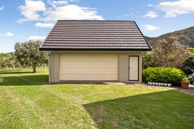 Photo of property in 1276 Coast Road, Wainuiomata Coast, Lower Hutt, 5373