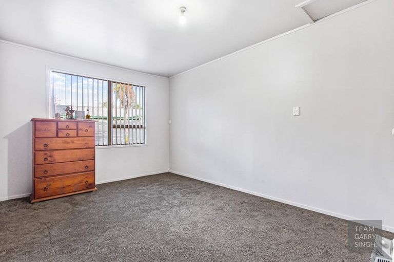 Photo of property in 2/41 Challen Close, Conifer Grove, Takanini, 2112