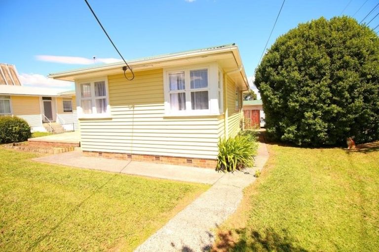 Photo of property in 100 Taikata Road, Te Atatu Peninsula, Auckland, 0610