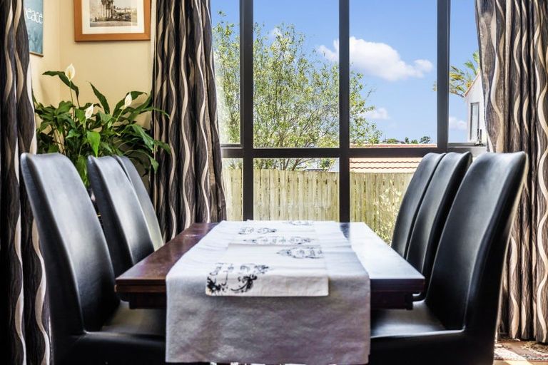 Photo of property in 11 Mackwell Road, Fairview Heights, Auckland, 0632