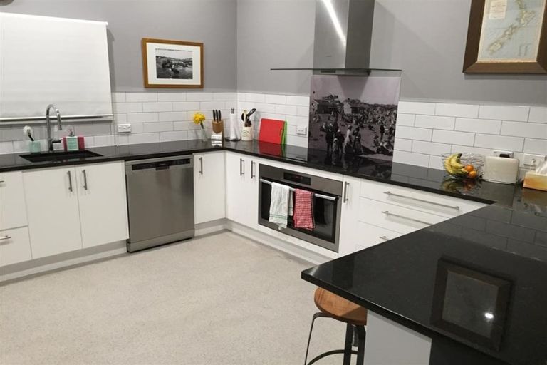 Photo of property in 203 Sutherland Road, Lyall Bay, Wellington, 6022