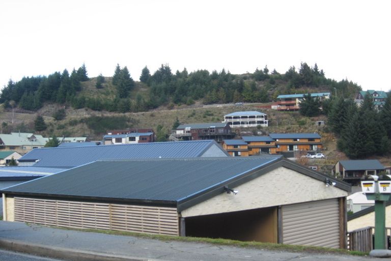 Photo of property in 8 Wye Place, Fernhill, Queenstown, 9300