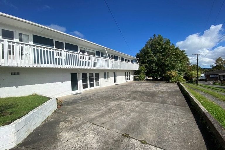Photo of property in 2/90 Te Atatu Road, Te Atatu South, Auckland, 0610