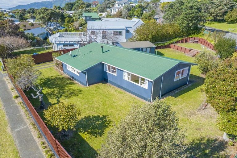 Photo of property in 13 Hicks Crescent, Waikanae Beach, Waikanae, 5036