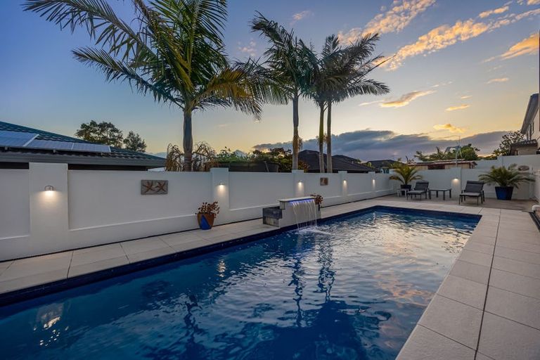 Photo of property in 5 Courtneys, West Harbour, Auckland, 0618