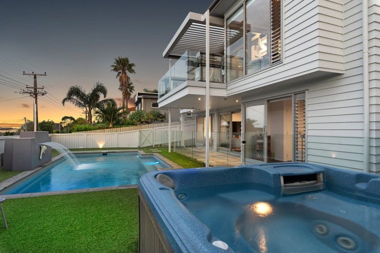 Photo of property in 15 Beechwood Road, Rothesay Bay, Auckland, 0630