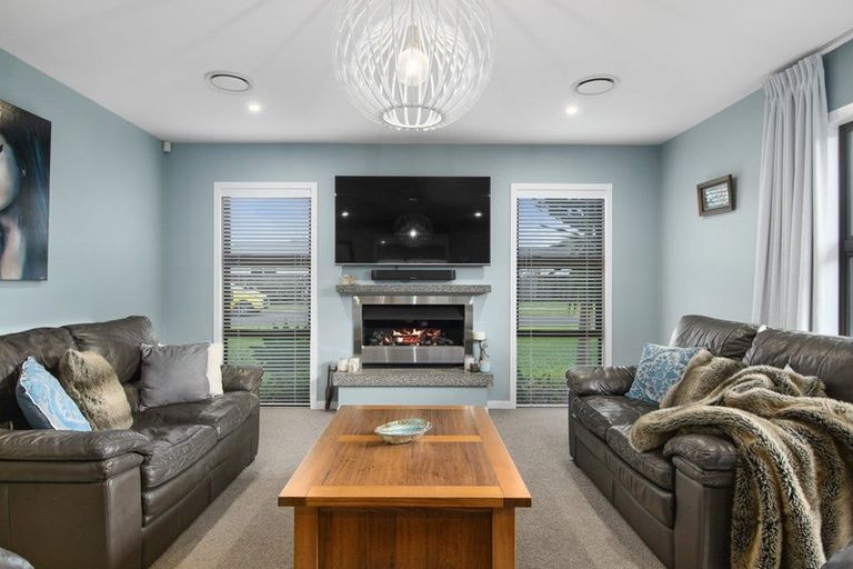 Photo of property in 16 Korako Drive, Kumeu, 0810