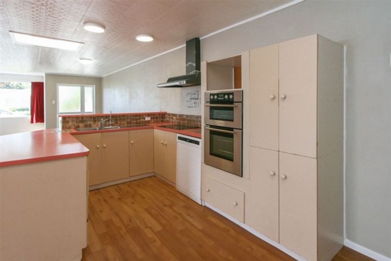 Photo of property in 14 Nikau Street, Inglewood, 4330