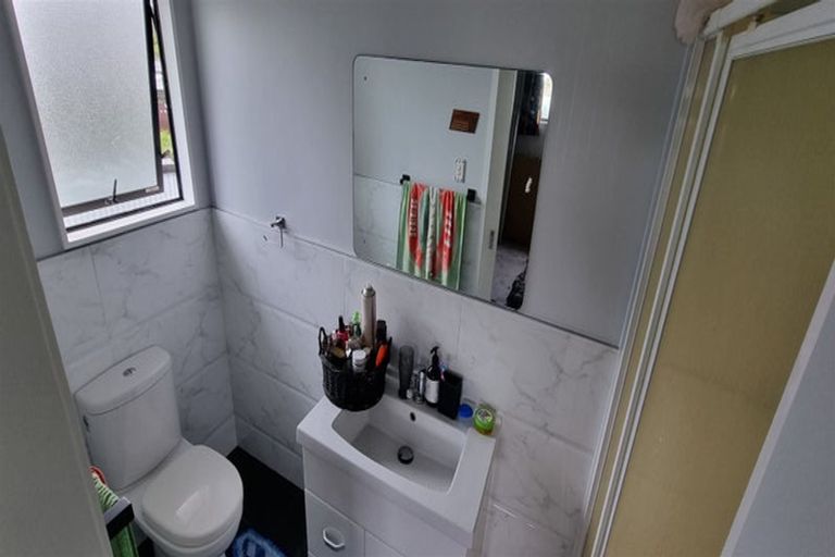 Photo of property in 8a Fruitvale Road, New Lynn, Auckland, 0600