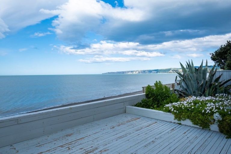 Photo of property in 37 Clifton Road, Haumoana, 4102