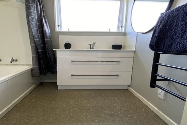 Photo of property in 2/12 Duncan Avenue, Te Atatu South, Auckland, 0610