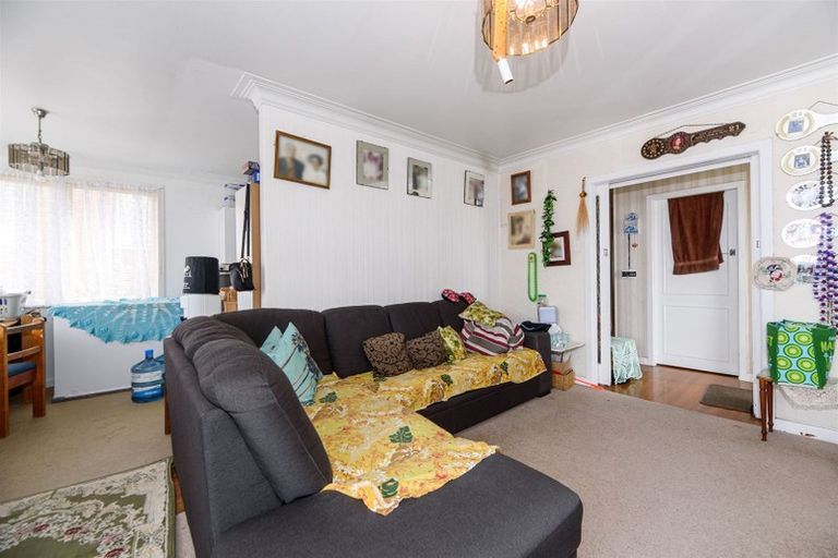Photo of property in 19 Yeovil Road, Te Atatu Peninsula, Auckland, 0610