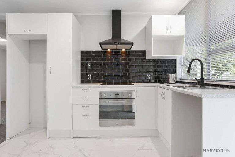 Photo of property in 37 Beaubank Road, Kelston, Auckland, 0602