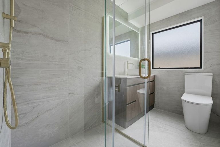 Photo of property in 2/68 Meadowood Drive, Unsworth Heights, Auckland, 0632