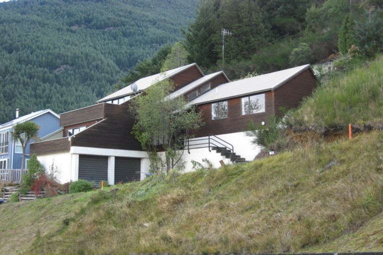 Photo of property in 13 Mckerrow Place, Sunshine Bay, Queenstown, 9300