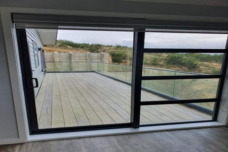 Photo of property in 9a Grumman Lane, Newlands, Wellington, 6037