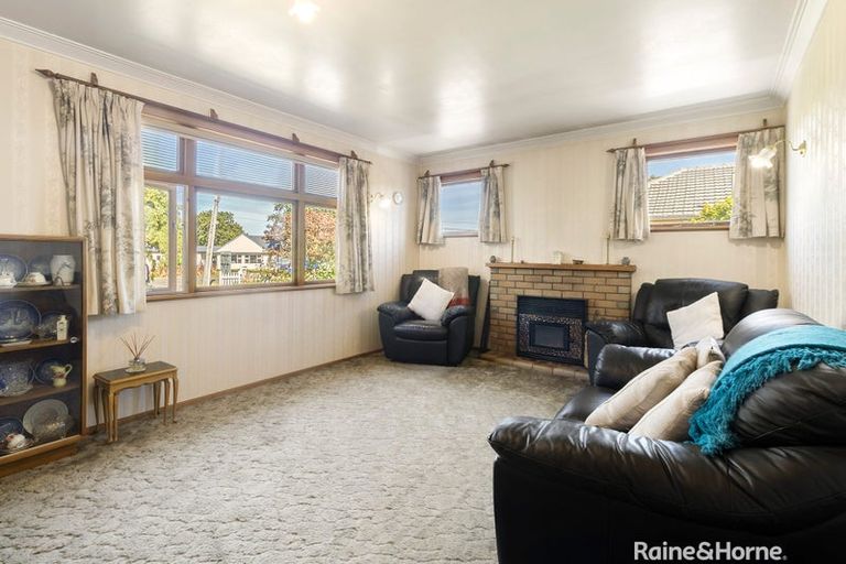 Photo of property in 19 Oxford Street, Martinborough, 5711