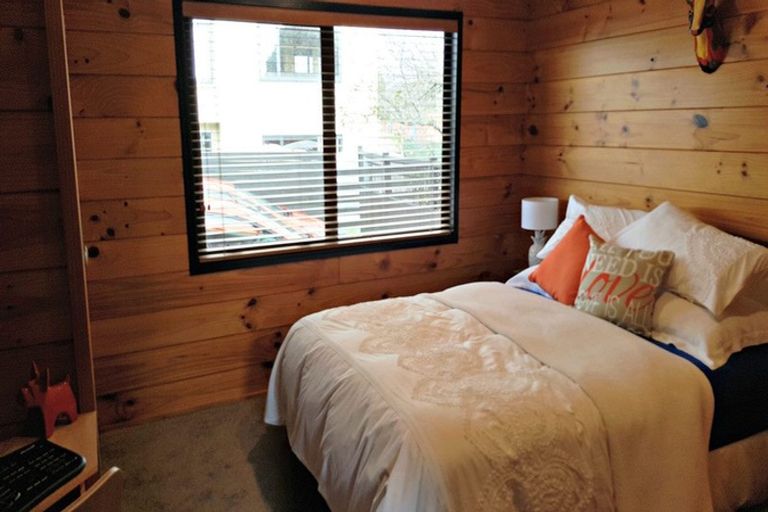 Photo of property in 1/302 Te Atatu Road, Te Atatu South, Auckland, 0610