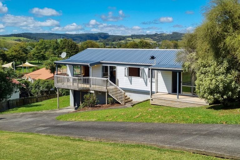 Photo of property in 9 Empressa Heights, Helensville, 0800