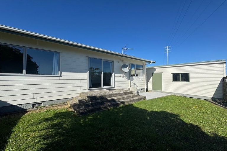 Photo of property in 8 Chetwode Grove, Newlands, Wellington, 6037