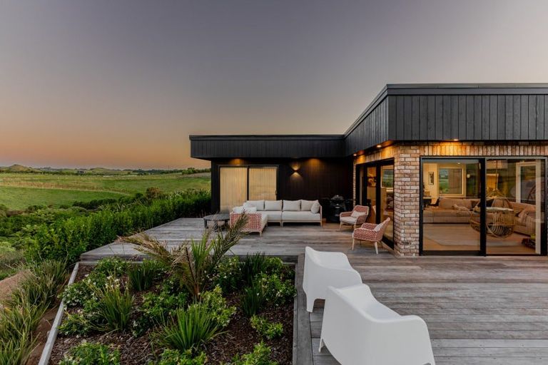 Photo of property in Tapuae, 26 Washer Road, Omata, New Plymouth, 4374