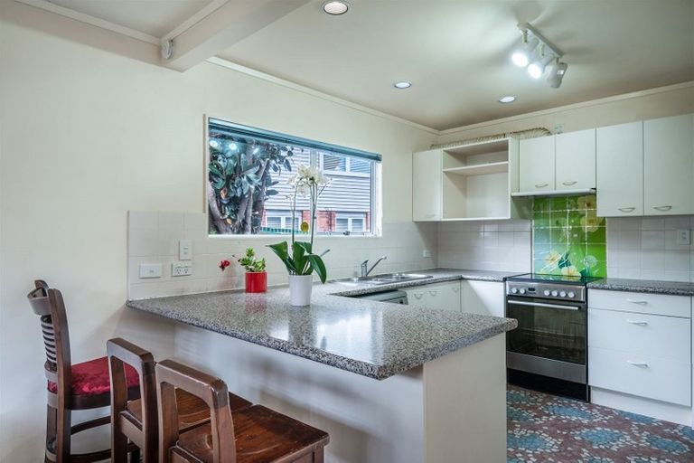 Photo of property in 2/6 Marsh Avenue, Forrest Hill, Auckland, 0620