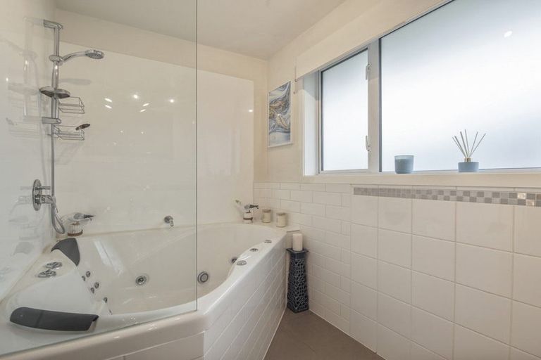 Photo of property in 17 Hillcrest Place, Avonhead, Christchurch, 8042