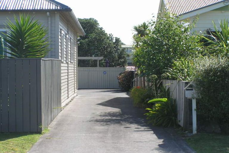 Photo of property in 1/20 Gladstone Road, Northcote, Auckland, 0627