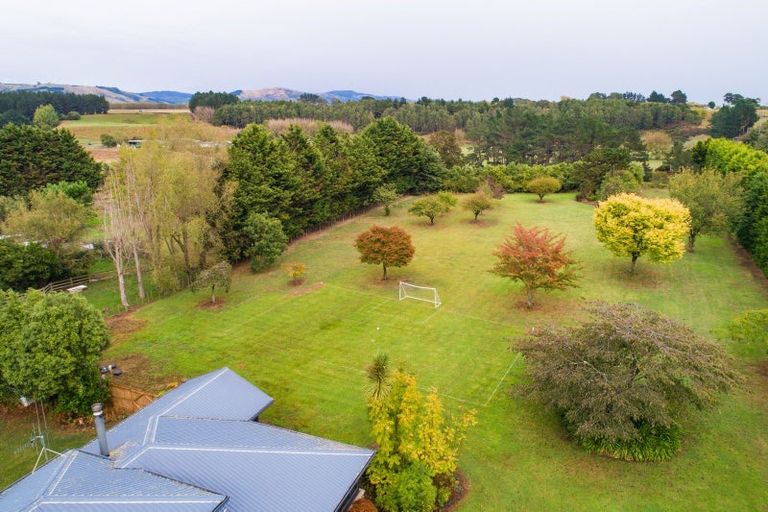Photo of property in 46 Turitea Road, Fitzherbert, Palmerston North, 4472