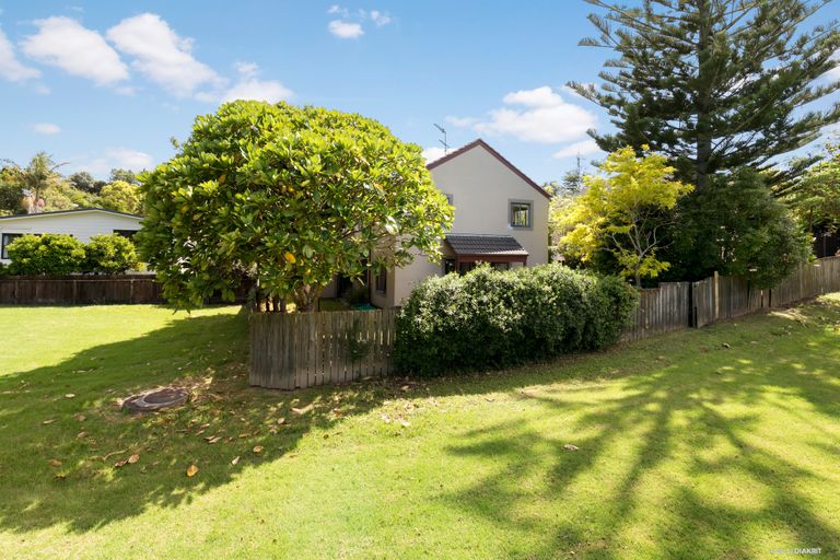 Photo of property in 1/24 Merton Avenue, Glenfield, Auckland, 0627