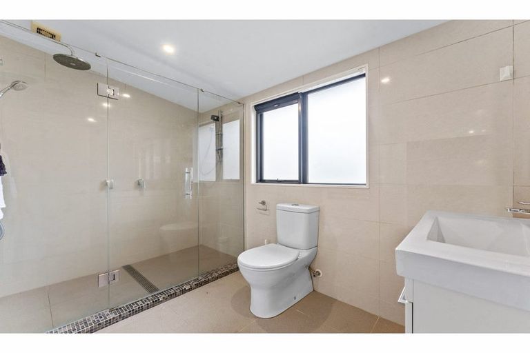 Photo of property in 21 Mariners View Road, Beach Haven, Auckland, 0626