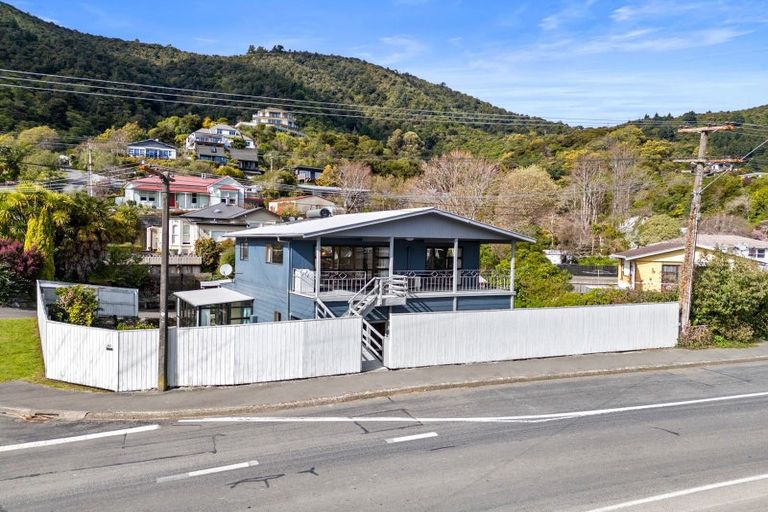 Photo of property in 62 Waikawa Road, Picton, 7220