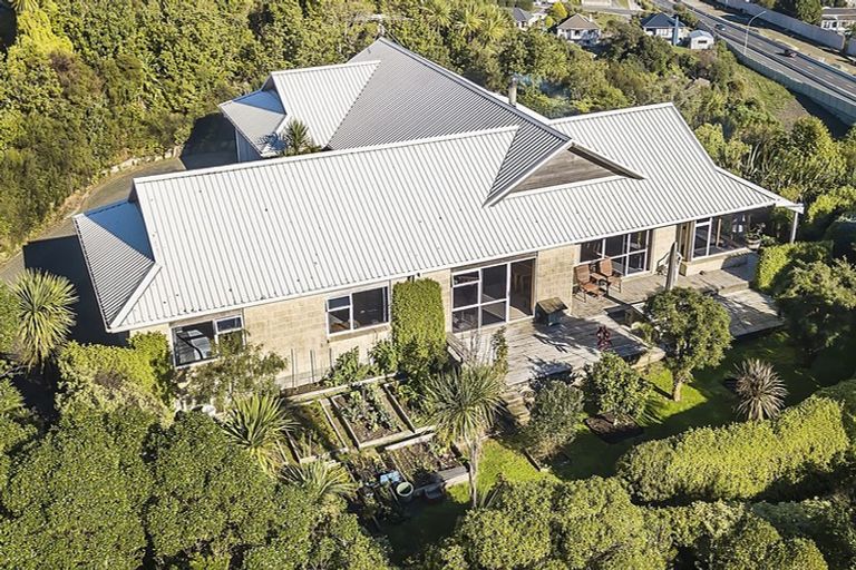 Photo of property in 4 Rangatira Road, Tawa, Wellington, 5028