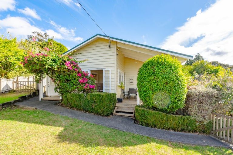 Photo of property in 42 Mountain Road, Henderson Valley, Auckland, 0612