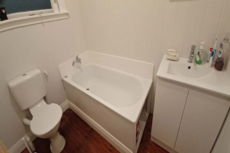 Photo of property in 11 Paisley Terrace, Karori, Wellington, 6012