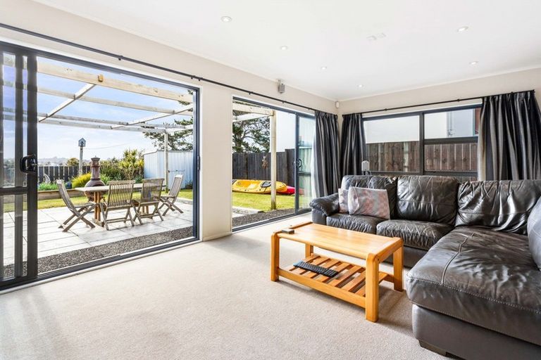 Photo of property in 1/89 Knights Road, Rothesay Bay, Auckland, 0630